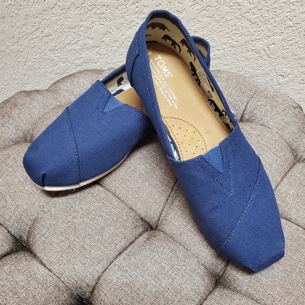 Toms Classic NWOT Navy Size 9